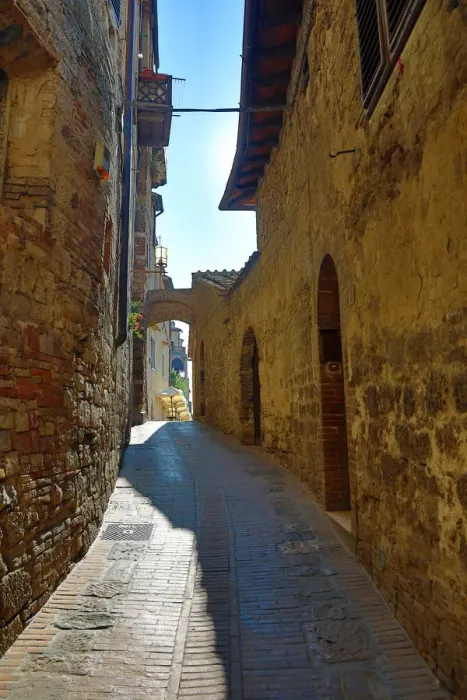  : Alleyway in San Gimignano, Tuscany, Italy