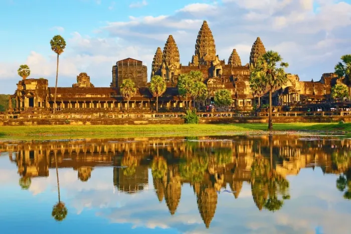  : Angkor Wat Temple and reflection in lake in Siem Reap, Cambodia