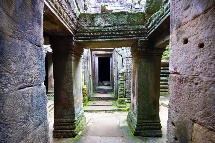  : Arched walkways and pillars in the ruins of Bayon Temple, Angkor Thom, Siem Reap
