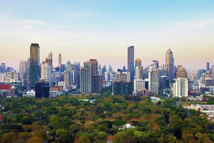  : Bangkok city skyline and Lumphini Park, Bangkok, Thailand