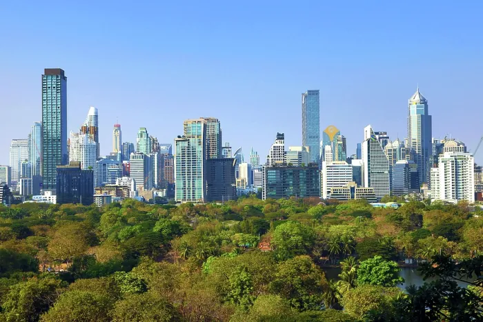  : Bangkok city skyline and Lumphini Park, Bangkok, Thailand