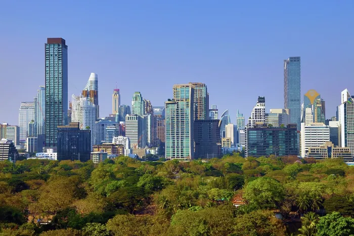  : Bangkok city skyline and Lumphini Park, Bangkok, Thailand