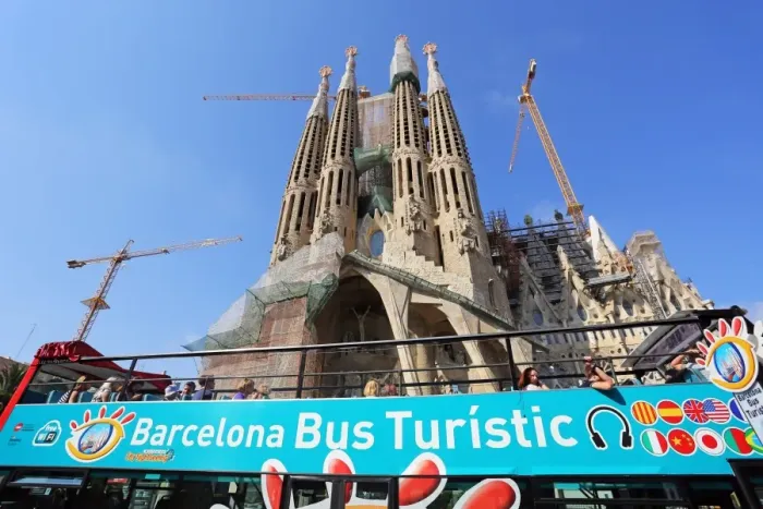  : Barcelona City Tour sightseeing Touristic bus for tourists at the Basilica de la Sagrada Familia cathedral in Barcelona, Spain