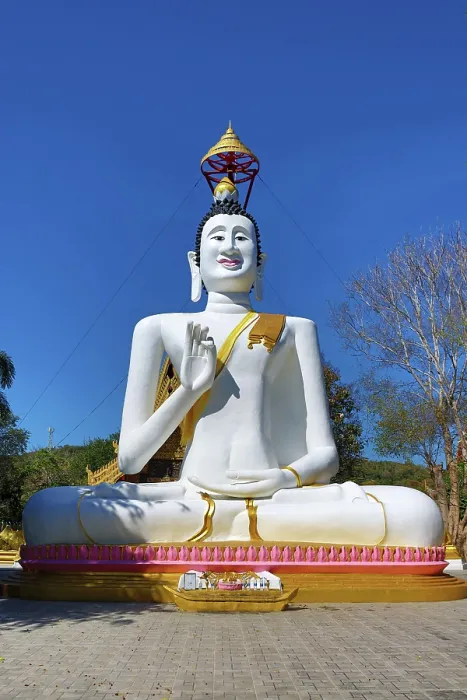  : Big white Buddha statue at Wat Ko Kaew Pitsadan Temple, Koh Samet, Thailand