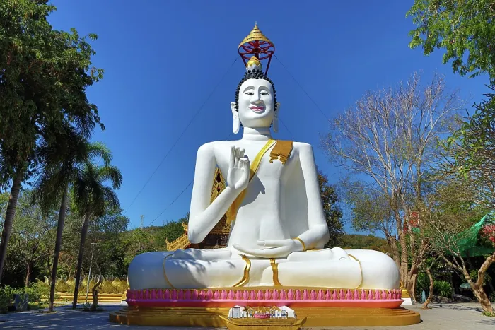  : Big white Buddha statue at Wat Ko Kaew Pitsadan Temple, Koh Samet, Thailand