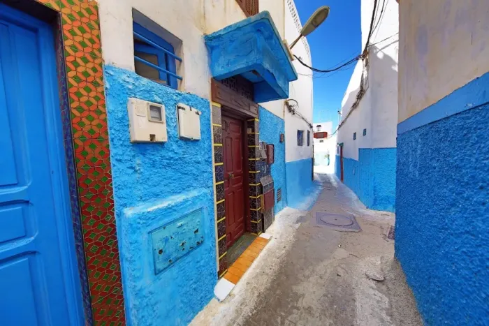  : Blue and white walls of buildings in the Kasbah of the Udayas in Rabat, Morocco