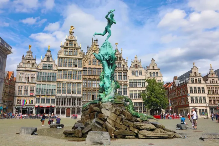  : The Brabo Fountain in the Grote Markt in Antwerp, Belgium