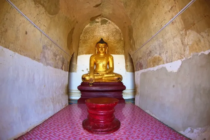  : Buddha statue inside Gawdawpalin Temple Pagoda in Old Bagan, Bagan, Myanmar (Burma)
