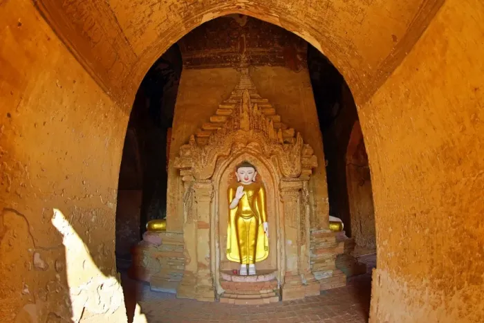 : Buddha statue in Shwe Leik Too Pagoda in Bagan, Myanmar (Burma)