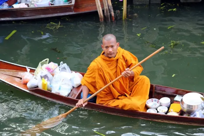  : Buddhist Monk in a boat at Damnoen Saduak Floating Market, Ratchaburi near Bangkok, Thailand