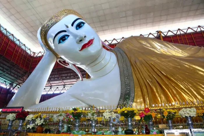  : Chauk Htat Gyi Pagoda and reclining Buddha statue, Yangon, Myanmar