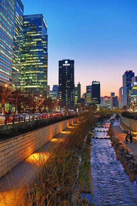  : Cheonggyecheon stream at sunset in Seoul, Korea