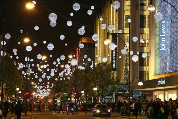  : Christmas lights and decorations in London, England
