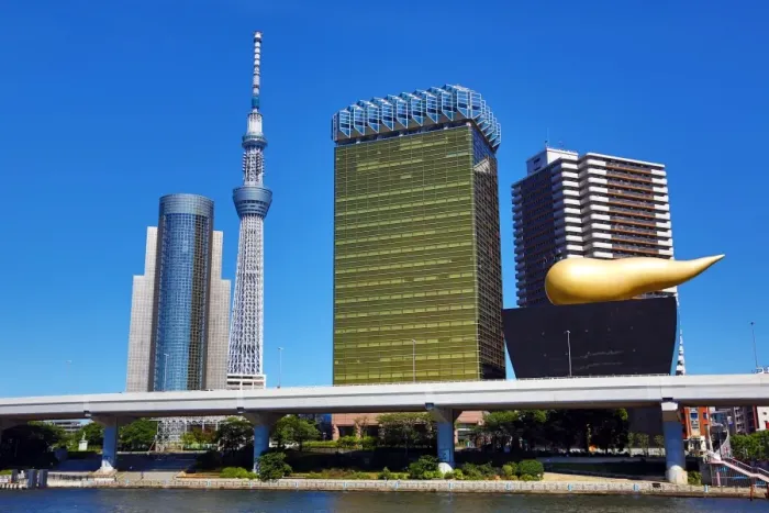  : City skyline of Sumeda with the Tokyo Skytree Tower and the Asahi Beer Hall with