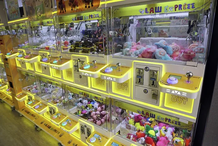  : Claw Express claw machine arcade game with prizes, Hong Kong, China