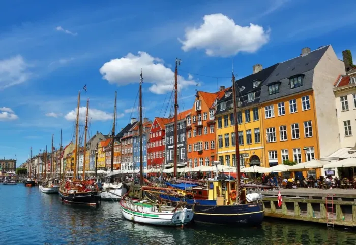  : Coloured houses and boats at Nyhavn Quay in Copenhagen, Denmark