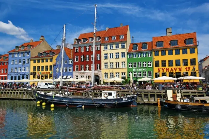  : Coloured houses and boats at Nyhavn Quay in Copenhagen, Denmark