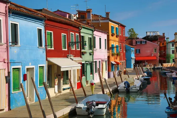 : Colourful houses on the island of Burano, Venetian Lagoon, Venice, Italy : Colourful houses on the island of Burano, Venetian Lagoon, Venice, Italy
