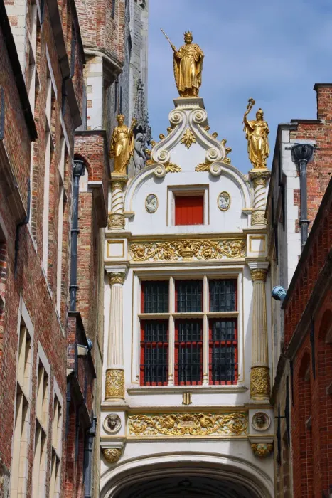  : Covered arch between the City Hall, the Stadhuis, and Old Civil Registry leading into Burg Square