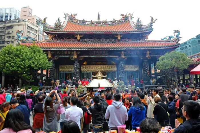  : Crowds at the Longshan Buddhist Temple at Chinese New Year in Taipei, Taiwan