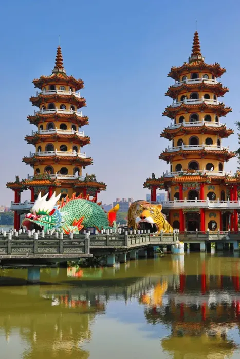  : Dragon and Tiger Pagodas temple at the Lotus Ponds, Kaohsiung, Taiwan
