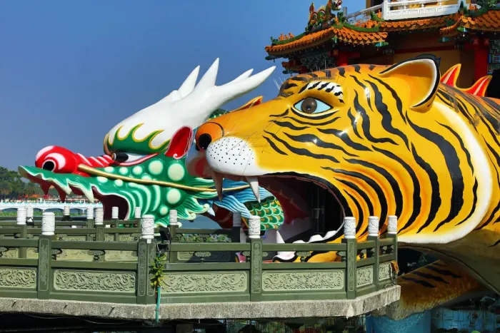  : Dragon and Tiger Pagodas temple at the Lotus Ponds, Kaohsiung, Taiwan