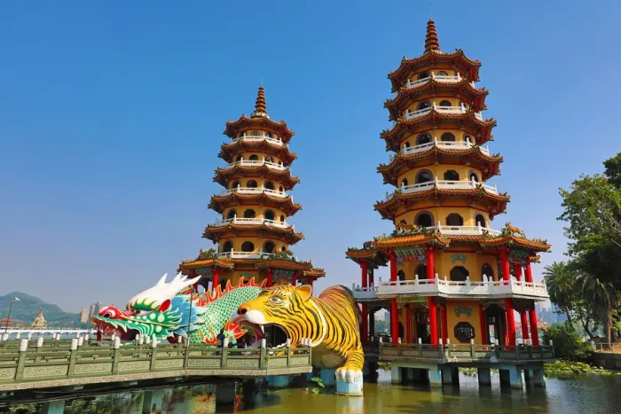  : Dragon and Tiger Pagodas temple at the Lotus Ponds, Kaohsiung, Taiwan