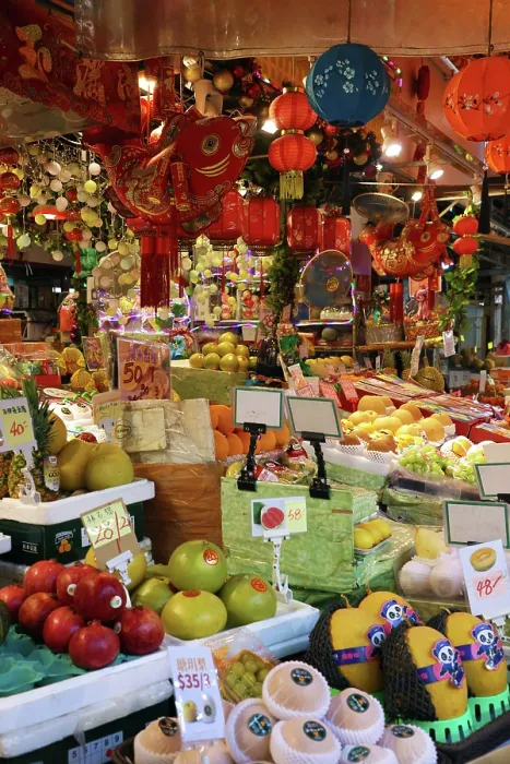  : Fresh fruit on sale in Yau Ma Tei fruit market in Yau Ma Tei, Kowloon, Hong Kong, China