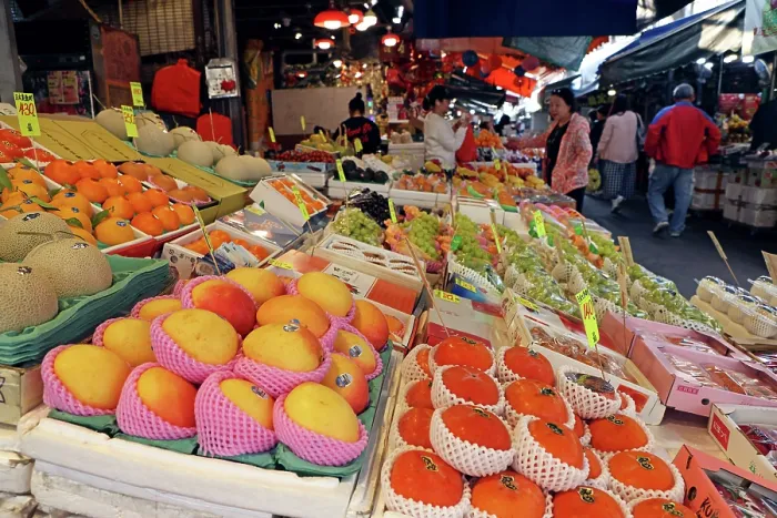  : Fresh fruit on sale in Yau Ma Tei fruit market in Yau Ma Tei, Kowloon, Hong Kong, China