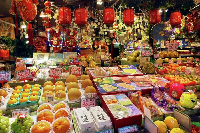 : Fresh fruit on sale in Yau Ma Tei fruit market in Yau Ma Tei, Kowloon, Hong Kong, China
