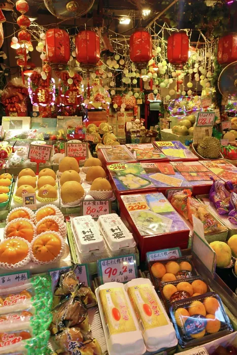  : Fresh fruit on sale in Yau Ma Tei fruit market in Yau Ma Tei, Kowloon, Hong Kong, China