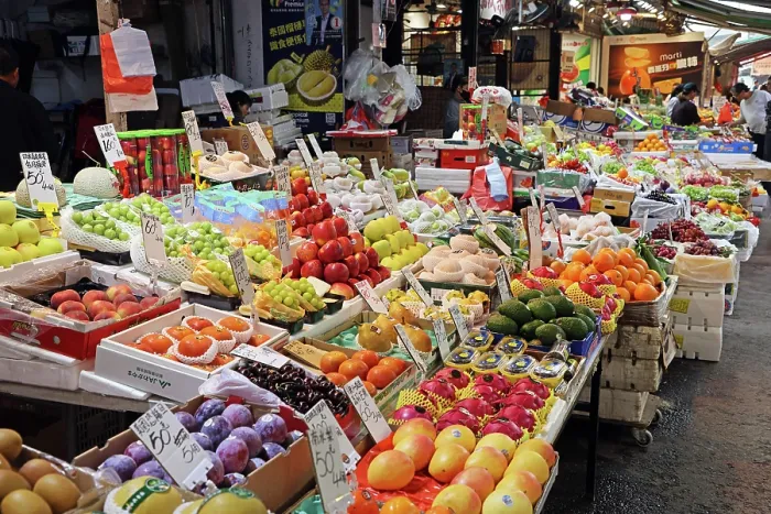  : Fresh fruit on sale in Yau Ma Tei fruit market in Yau Ma Tei, Kowloon, Hong Kong, China