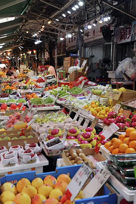  : Fresh fruit on sale in Yau Ma Tei fruit market in Yau Ma Tei, Kowloon, Hong Kong, China