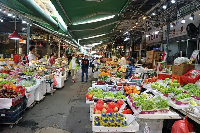  : Fresh fruit on sale in Yau Ma Tei fruit market in Yau Ma Tei, Kowloon, Hong Kong, China