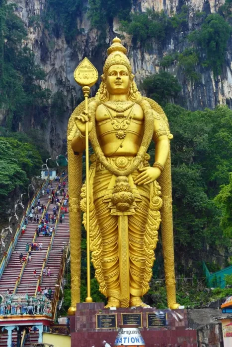  : Giant golden statue of the god Murugan at the entrance of the Batu Caves, a Hindu shrine in Kuala Lumpur, Malaysia