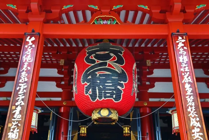  : Giant red Japanese lantern at Senso-Ji Temple in Asakusa in Tokyo, Japan