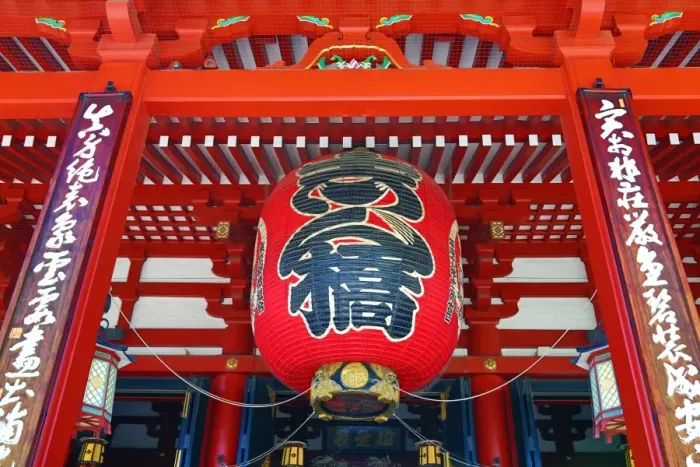  : Giant red lantern at Asakusa Jinja Shinto Shrine, Tokyo, Japan