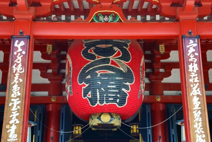  : Giant red lantern at the main Senso-Ji Temple in Asakusa, Tokyo, Japan