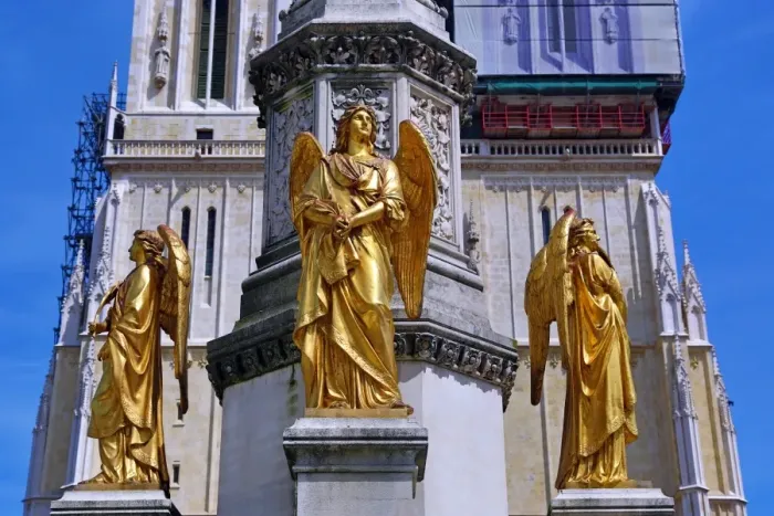  : Gold angel statue on the column beside Zagreb Cathedral in Zagreb, Croatia