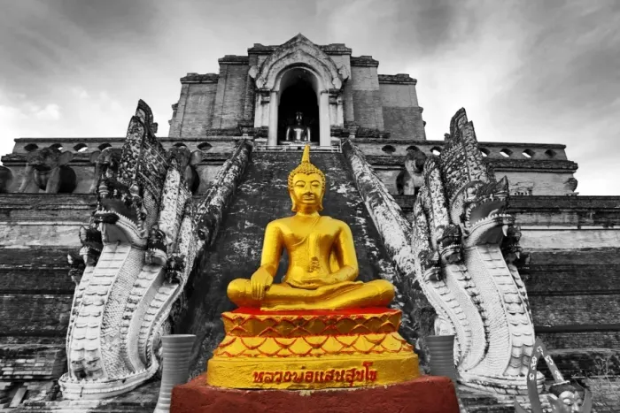  : Gold Buddha statue at the Wat Chedi Luang temple, Chiang Mai, Thailand