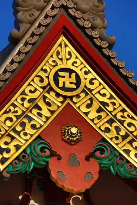  : Gold Buddhist cross symbol on a giant vase at the Sensoji Asakusa Kannon Temple, Tokyo, Japan