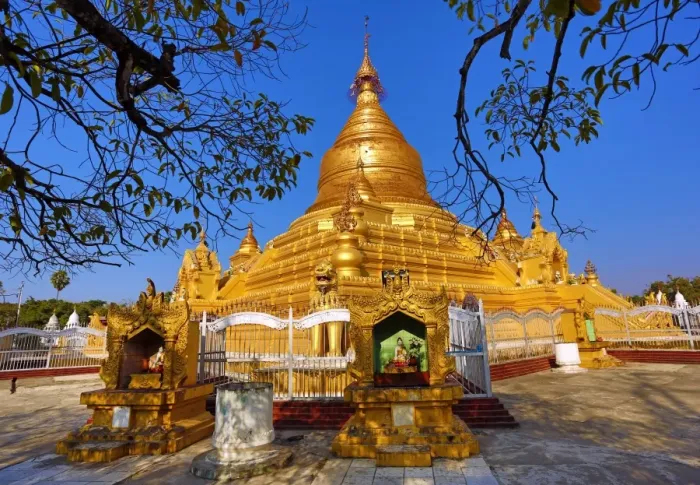  : Golden stupa of Kuthodaw Pagoda, Mandalay, Myanmar