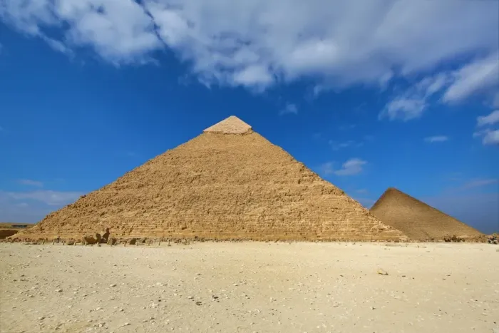  : The Great Pyramid of Khufu (or Cheops) on the Giza Plateau, Cairo, Egypt