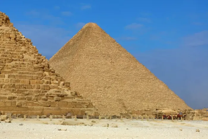 : The Great Pyramid of Khufu (or Cheops) and the Pyramid of Khafre (or Chephren) on the Giza Plateau