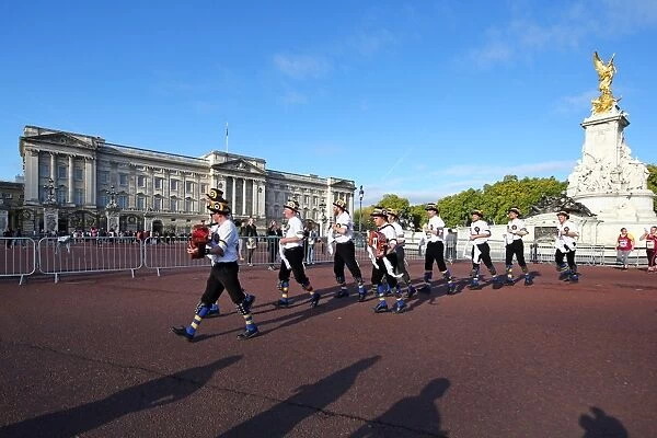 Hammersmith Morris Men dance the Royal Parks Half Marathon in London