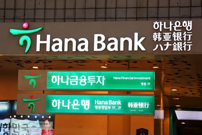  : Hana Bank sign in Seoul, Korea