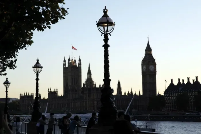  : Houses of Parliament and streetlamps