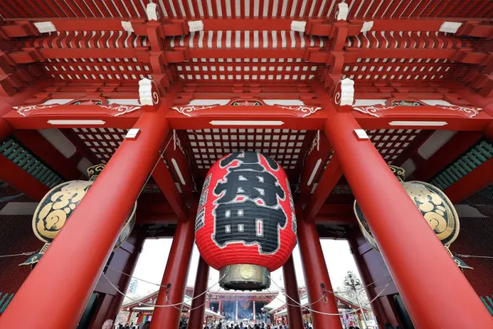  : Hozomon, the inner gate of the Senso-Ji Temple in Asakusa and its giant red lantern