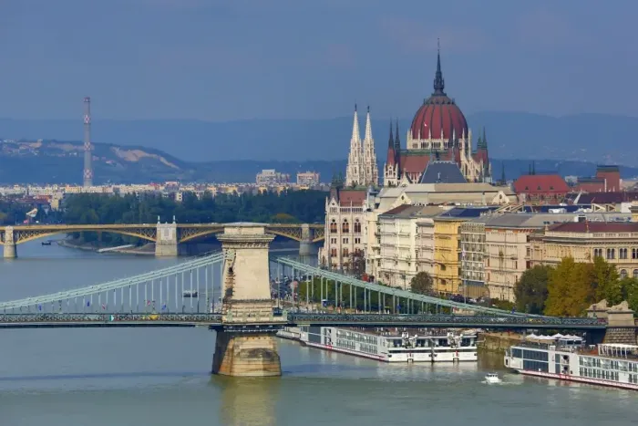  : The Hungarian Parliament Building, the Orszaghaz, the Szechenyi Chain Bridge