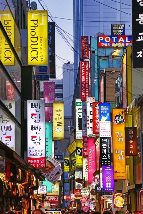  : Illuminated shop signs of the shopping streets in Myeongdong in Seoul, Korea
